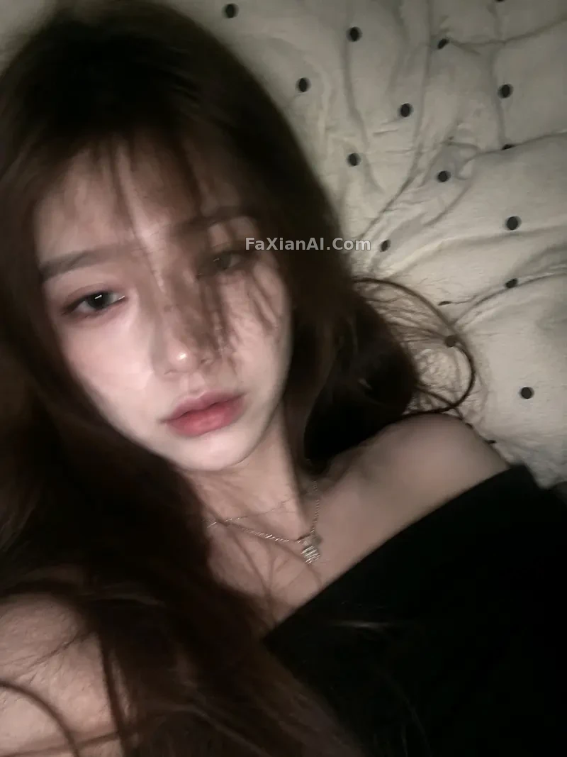 흐릿한 저화질 속, 눈을 가린 잔머리